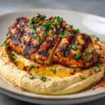 Grillowany Kurczak z Hummusem z Pieczonej Papryki