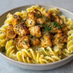 Kurczak w Maśle Czosnkowym z Kremowym Makaronem Parmezanowym