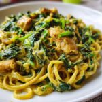 Kurczak z Makaronem w Curry ze Szpinakiem