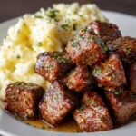 Stek w Maśle Czosnkowym z Serowym Puree Ziemniaczanym