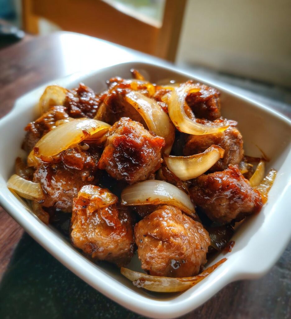 Kiełbasa smażona z cebulą