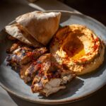 grillowany kurczak z hummusem z pieczonej czerwonej papryki i pita