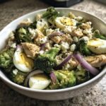 obfita salatka z kurczakiem i brokulami