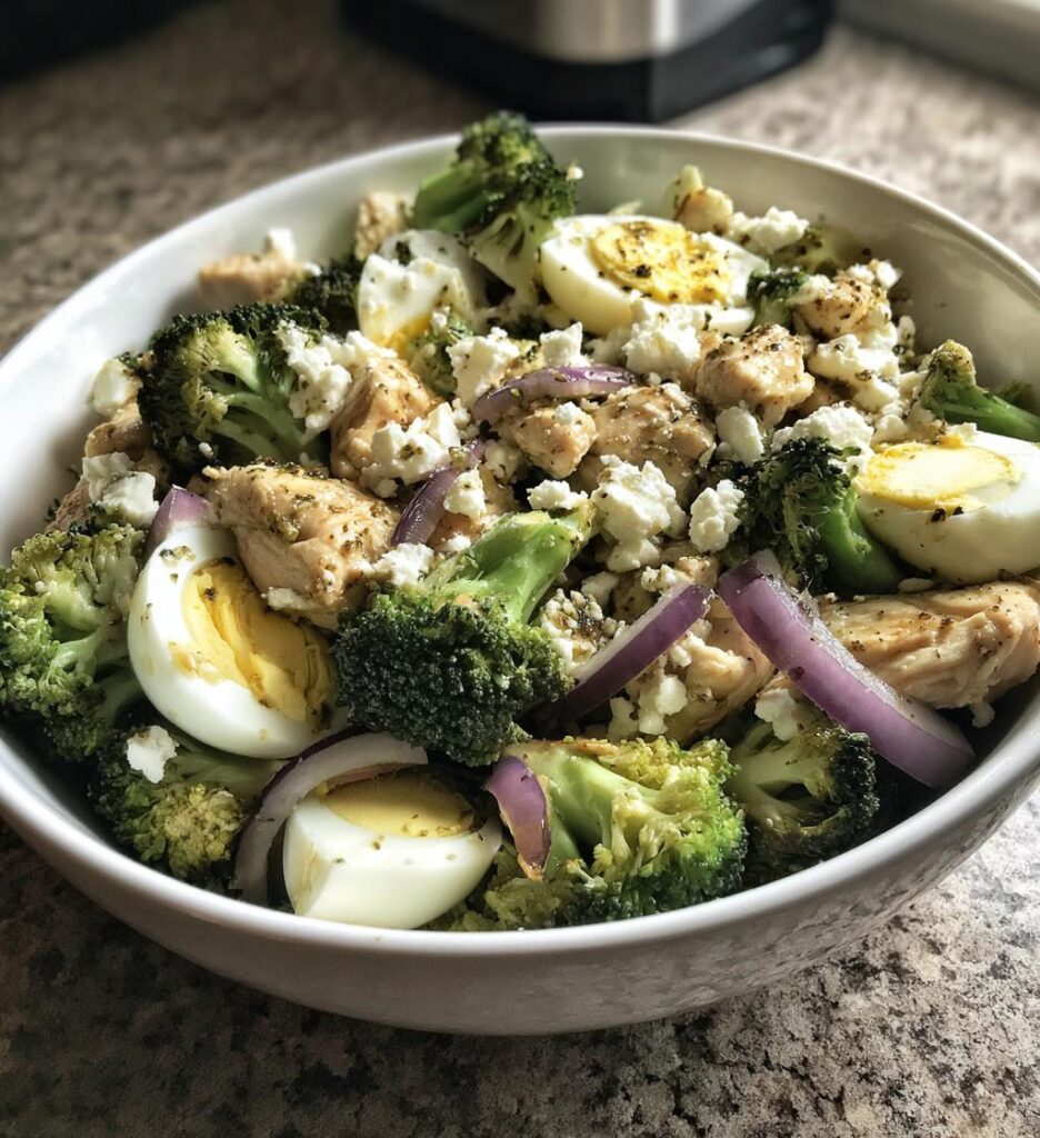 obfita salatka z kurczakiem i brokulami