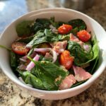 salatka z quiche z szynka i szpinakiem