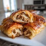 serowe roladki z ciasta francuskiego z kurczakiem